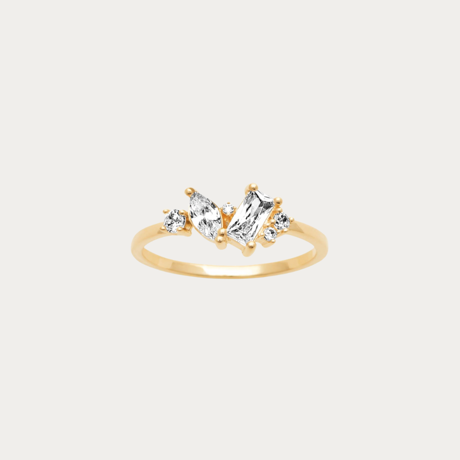 Bague dorée sertie de zirconiums – Baie longue