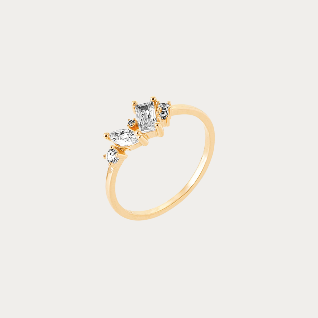 Bague dorée sertie de zirconiums – Baie longue