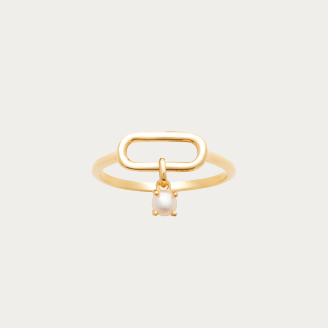 À porter seule pour une allure minimaliste ou associée aux autres bijoux de la collection Plage d'Ahonu, cette création incarne parfaitement l'esprit chic et solaire de Prendre le Large.