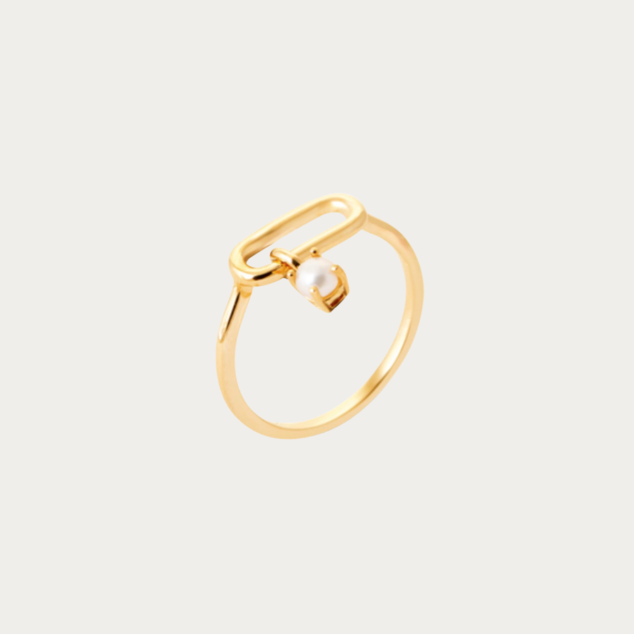 Bague Plage d'Ahonu en plaqué or jaune avec perle de culture naturelle. Un bijou élégant et moderne au motif maillon, inspiré des plages paradisiaques et de l'univers Prendre le Large.