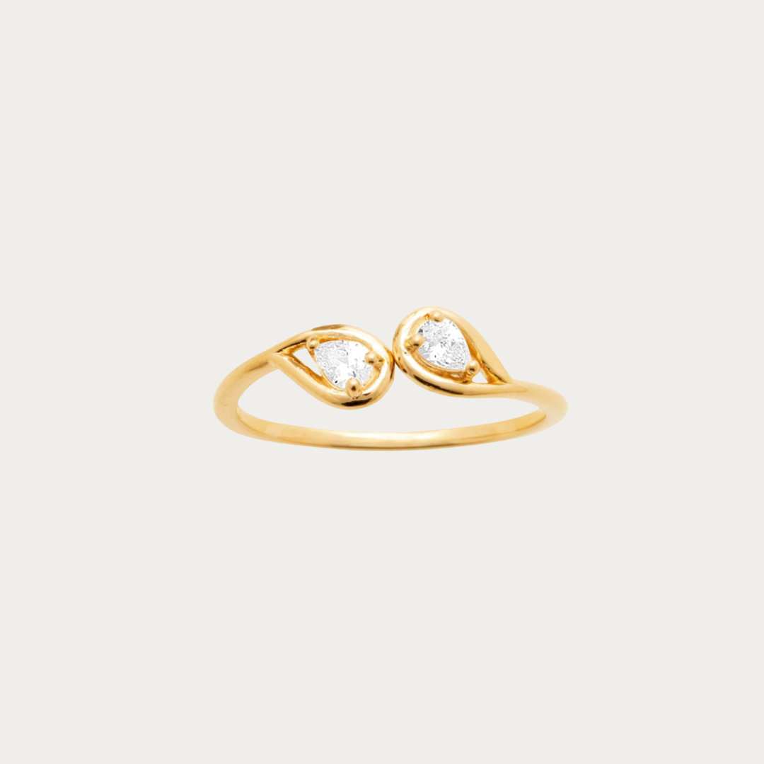 Découvrez la bague Plage de Petite Anse en plaqué or jaune 18K, ornée de deux zirconiums taille poire. Un bijou fin et lumineux inspiré de la beauté des plages de Saint-Martin.