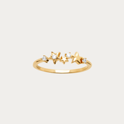 Une bague pensée pour celles qui aiment rêver, voyager et emporter un peu de ciel étoilé au quotidien.