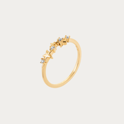 Craquez pour la bague Polaris en plaqué or 18 carats, ornée d'étoiles et de zirconiums scintillants. Un bijou délicat inspiré du ciel étoilé, signé Prendre le Large.