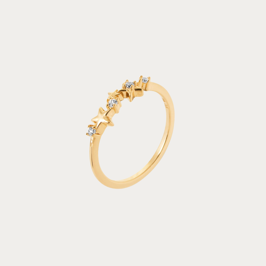 Craquez pour la bague Polaris en plaqué or 18 carats, ornée d'étoiles et de zirconiums scintillants. Un bijou délicat inspiré du ciel étoilé, signé Prendre le Large.