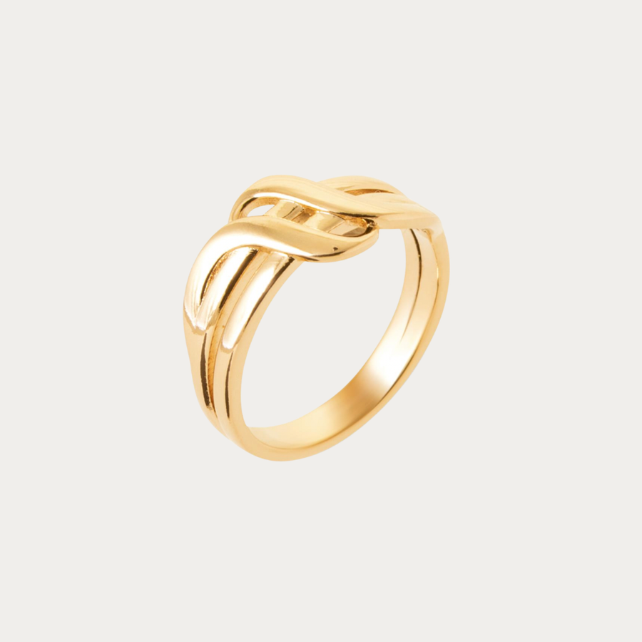 Découvrez la bague York Island en plaqué or 18 carats. Son design entrelacé aux lignes fluides en fait un bijou élégant, intemporel et lumineux, signé Prendre le Large.