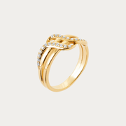 Découvrez la bague York Island en plaqué or 18 carats, sublimée par un élégant motif entrelacé serti de zirconiums scintillants. Un bijou raffiné et intemporel signé Prendre le Large.