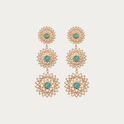 Découvrez cette magnifique paire de boucles d'oreilles pendantes en plaqué or jaune 18 carats sur 3 microns et pierres naturelles Amazonite verte pour sublimer vos tenues.