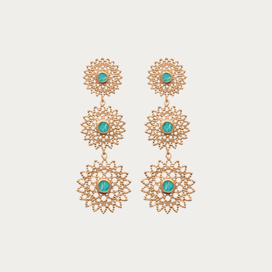 Découvrez cette magnifique paire de boucles d'oreilles pendantes en plaqué or jaune 18 carats sur 3 microns et pierres naturelles Amazonite verte pour sublimer vos tenues.