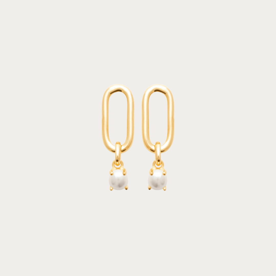 Boucles d'oreilles Plage d'Ahonu en plaqué or jaune avec perles de culture naturelles. Un bijou élégant et intemporel inspiré des plages paradisiaques et de l'univers Prendre le Large.