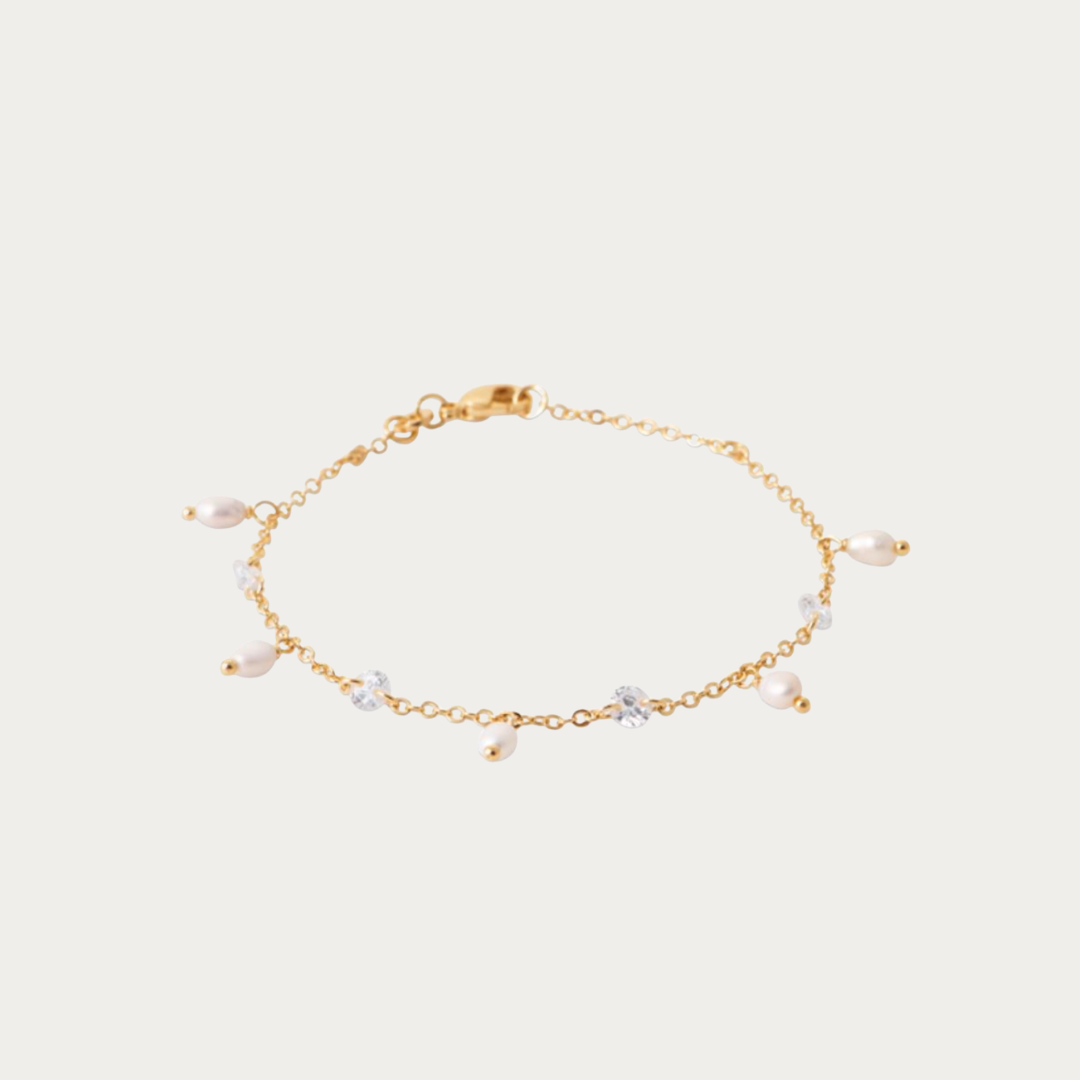 Le bracelet Plage de Conrad (Bora-Bora) est un cadeau raffiné qui séduira les amatrices de bijoux élégants et lumineux. Une attention parfaite pour un anniversaire, la fête des Mères, Noël, une cérémonie ou tout simplement pour faire plaisir.