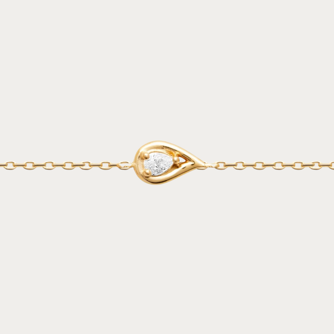 Craquez pour le bracelet chaîne réglable Petite Anse en plaqué or jaune 18K, orné d'un motif goutte serti d'un zirconium blanc. Un bijou fin et lumineux inspiré des plages de Saint-Martin.