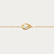 Craquez pour le bracelet chaîne réglable Petite Anse en plaqué or jaune 18K, orné d'un motif goutte serti d'un zirconium blanc. Un bijou fin et lumineux inspiré des plages de Saint-Martin.
