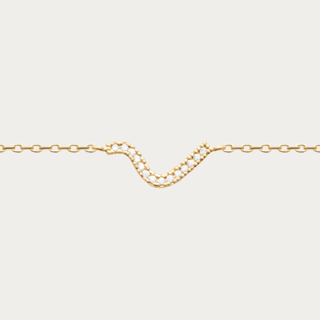 Pour préserver durablement l'éclat de votre bracelet, évitez le contact avec l'eau, les parfums et les produits cosmétiques. Rangez-le dans son écrin après chaque utilisation et nettoyez-le délicatement avec un chiffon doux.