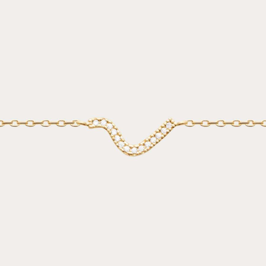 Pour préserver durablement l'éclat de votre bracelet, évitez le contact avec l'eau, les parfums et les produits cosmétiques. Rangez-le dans son écrin après chaque utilisation et nettoyez-le délicatement avec un chiffon doux.