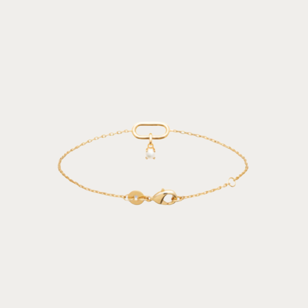 Découvrez le bracelet de la collection Plage d'Ahonu en plaqué or jaune, sublimé par une véritable perle de culture. Un bijou raffiné, féminin et intemporel, idéal pour toutes les occasions.