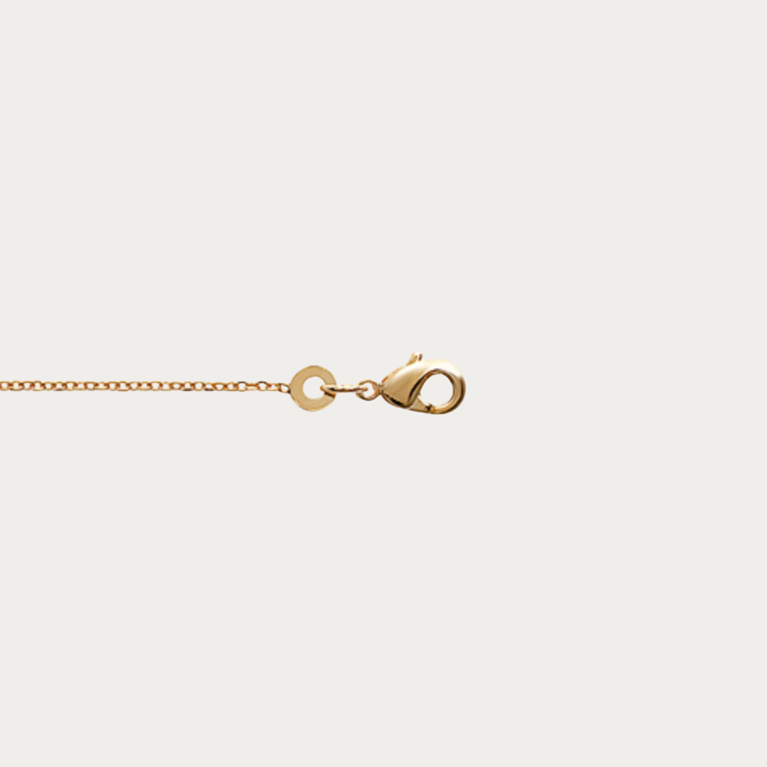 Cette chaîne Forçat diamantée met particulièrement en valeur les pendentifs fins et les médailles. Portez-la seule pour une élégance minimaliste ou associez-la à d'autres colliers de différentes longueurs pour un look moderne et raffiné.
