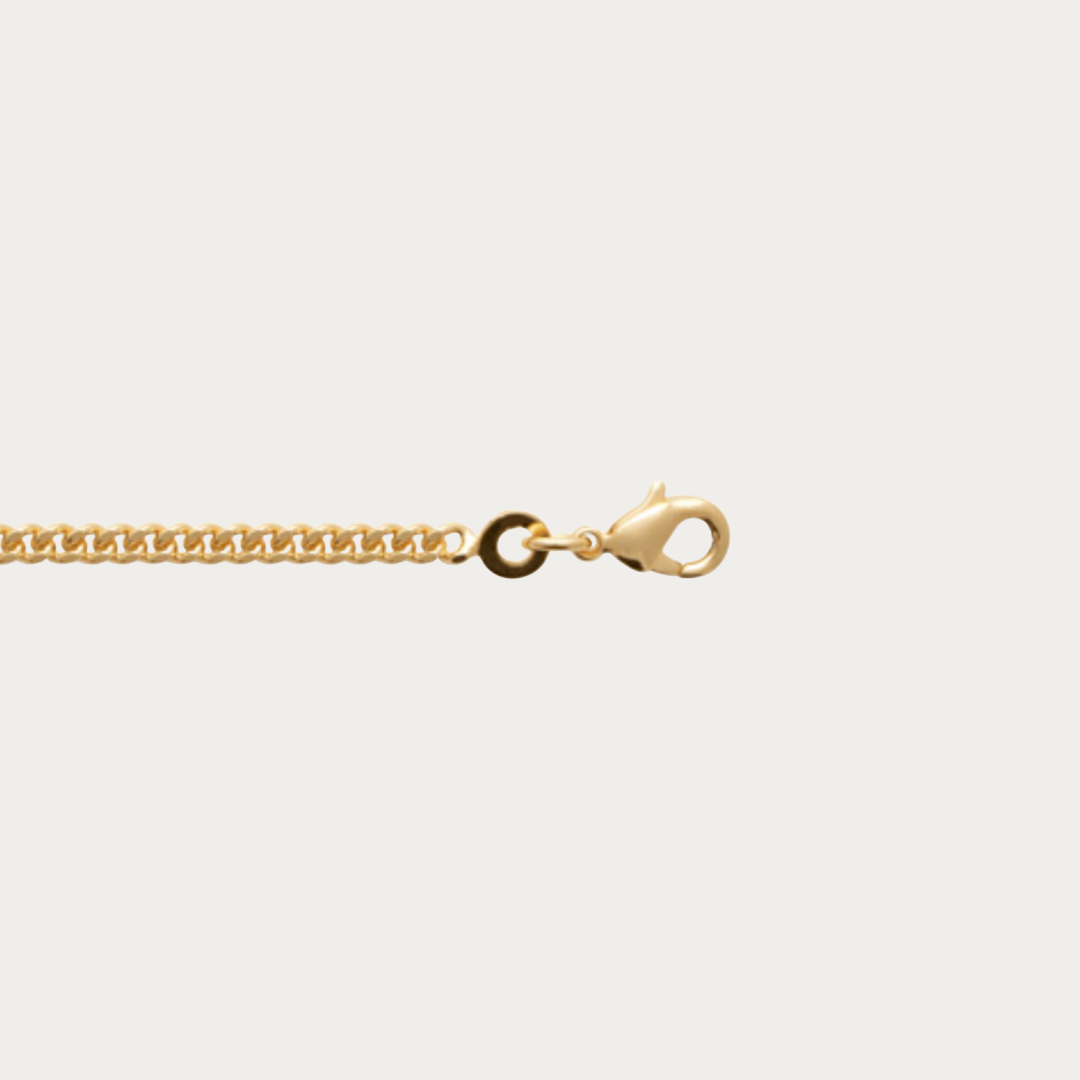 Polyvalente, elle se porte aussi bien seule pour un look chic et intemporel qu'avec un pendentif pour créer un bijou unique. Son équilibre parfait entre finesse et caractère en fait une chaîne idéale pour un usage quotidien.