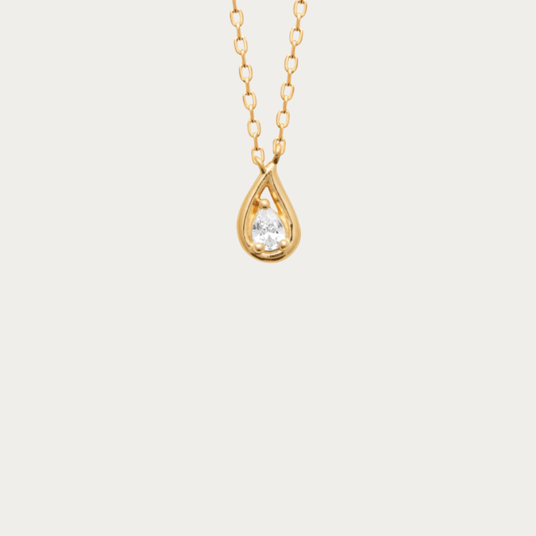 Découvrez le collier Petite Anse en plaqué or jaune 18K, orné d'un pendentif goutte serti d'un zirconium blanc. Un bijou fin et lumineux inspiré des plages de Saint-Martin.
