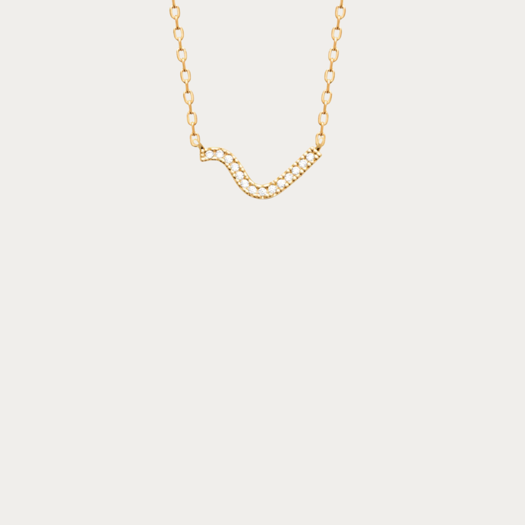Portez ce collier avec les créoles, l'earcuff ou la bague de la collection Plage de Saint Jean pour créer une parure harmonieuse inspirée de la douceur et de la lumière des plages caribéennes.