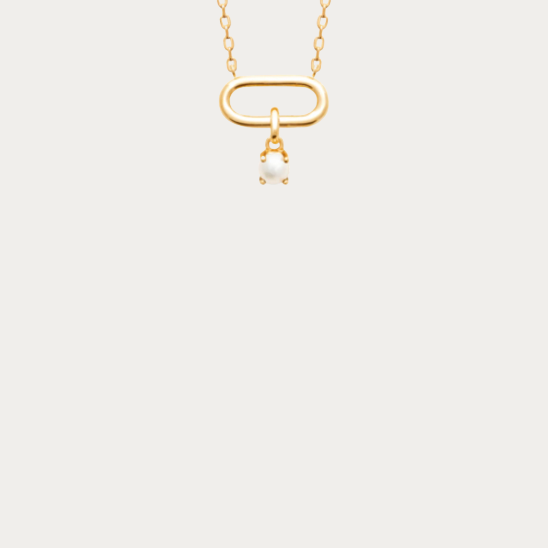 Découvrez le collier de la collection Plage d'Ahonu en plaqué or jaune, orné d'une véritable perle de culture. Un bijou raffiné et intemporel qui sublime toutes vos tenues avec élégance.
