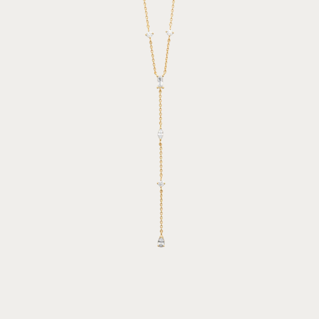 Les zirconiums, alternant différentes formes et tailles, apportent au collier Moskito une lumière délicate qui accompagne naturellement les mouvements du décolleté.