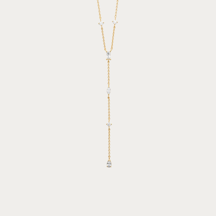 Les zirconiums, alternant différentes formes et tailles, apportent au collier Moskito une lumière délicate qui accompagne naturellement les mouvements du décolleté.