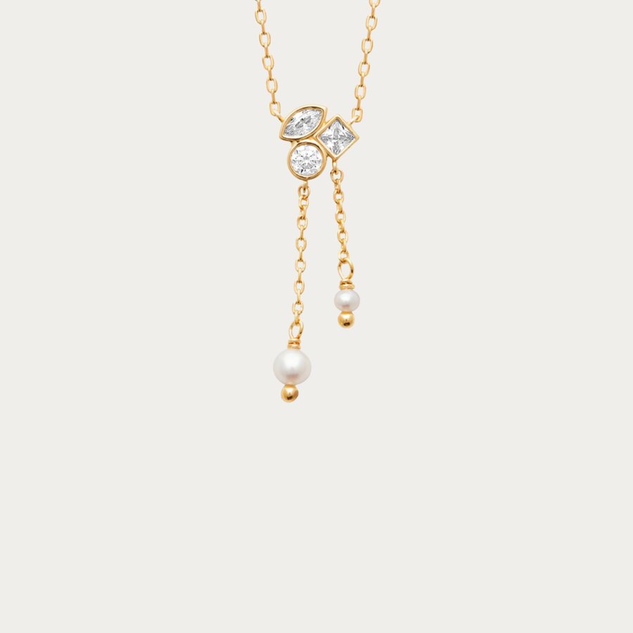 Le collier Plage de Conrad (Bora-Bora) est une attention pleine de délicatesse pour célébrer un anniversaire, la fête des Mères, Noël, la Saint-Valentin ou tout autre moment précieux. Son élégance intemporelle en fait un bijou qui accompagnera celle qui le porte pendant de nombreuses années.