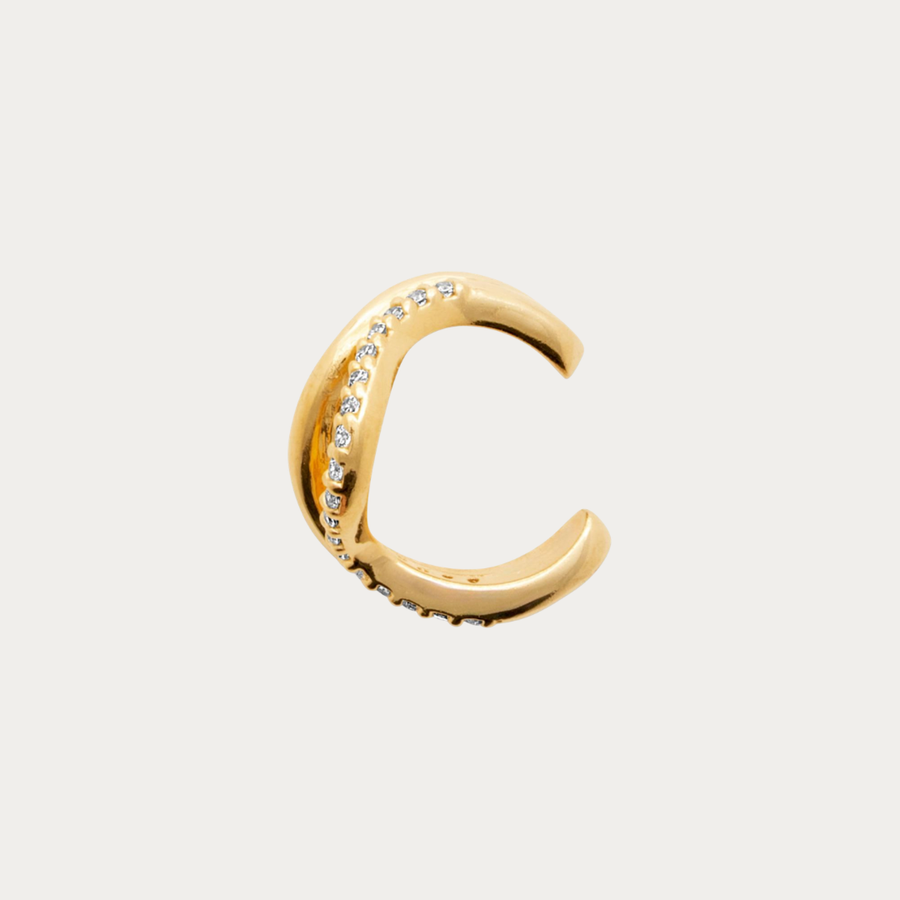Se porte seul pour une touche minimaliste ou associé à d'autres boucles et earcuffs pour un look personnalisé.