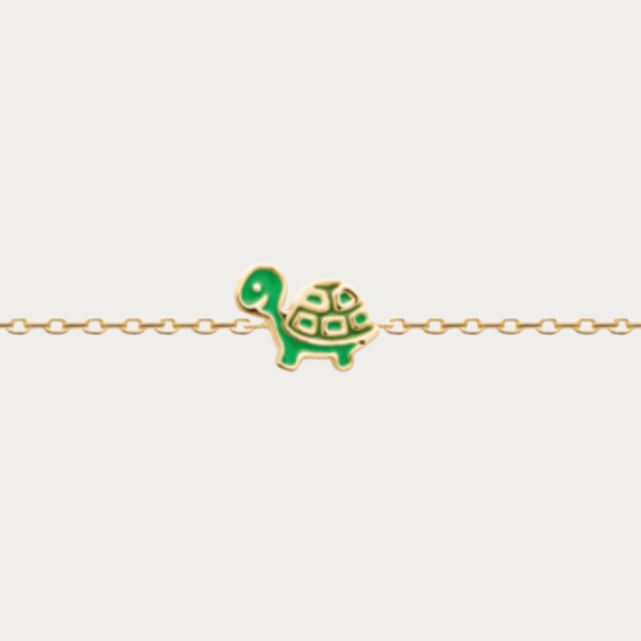 La tortue est un symbole traditionnel de patience, de sérénité et de longévité. Un joli petit emblème qui évoque la douceur, la confiance et les belles aventures de l'enfance.