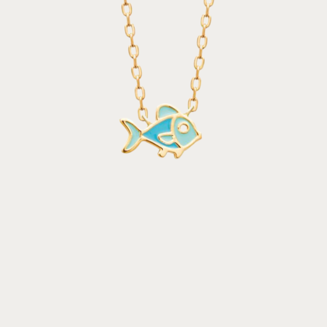Son adorable pendentif en forme de poisson associe un bleu lumineux à de jolies finitions dorées. Son design tout en rondeur et ses détails délicats lui donnent un charme à la fois ludique et élégant.
