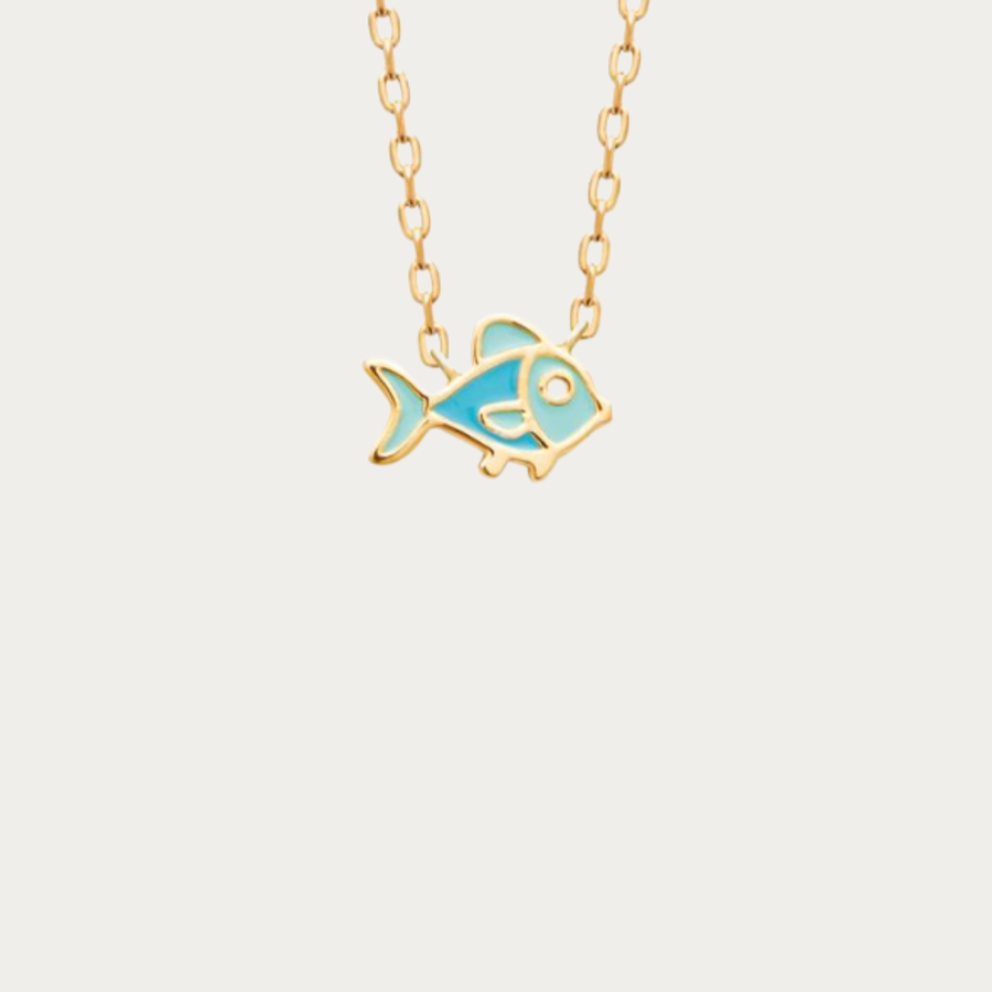 Son adorable pendentif en forme de poisson associe un bleu lumineux à de jolies finitions dorées. Son design tout en rondeur et ses détails délicats lui donnent un charme à la fois ludique et élégant.