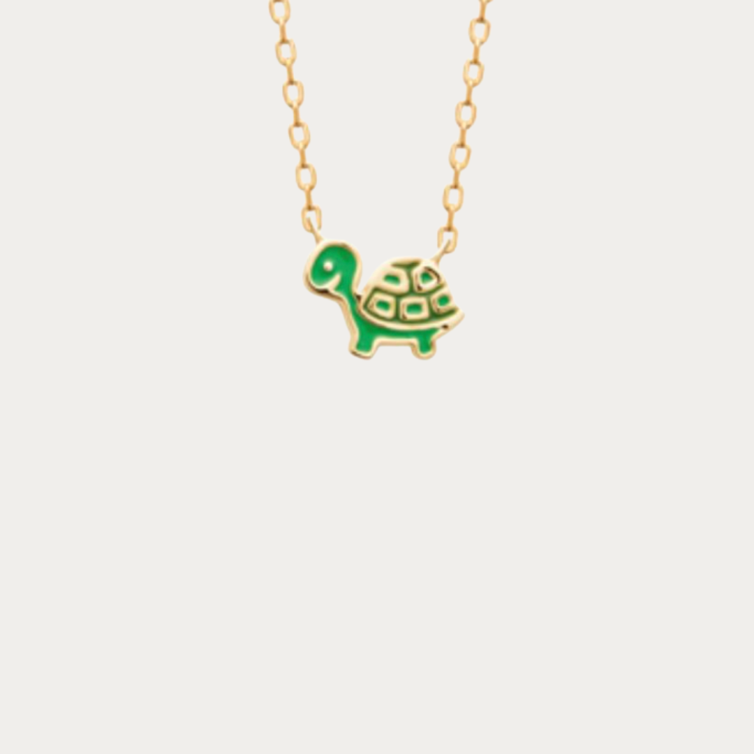 Craque pour le collier Mini Carapace, un bijou délicat imaginé pour apporter une touche de magie au quotidien des enfants.