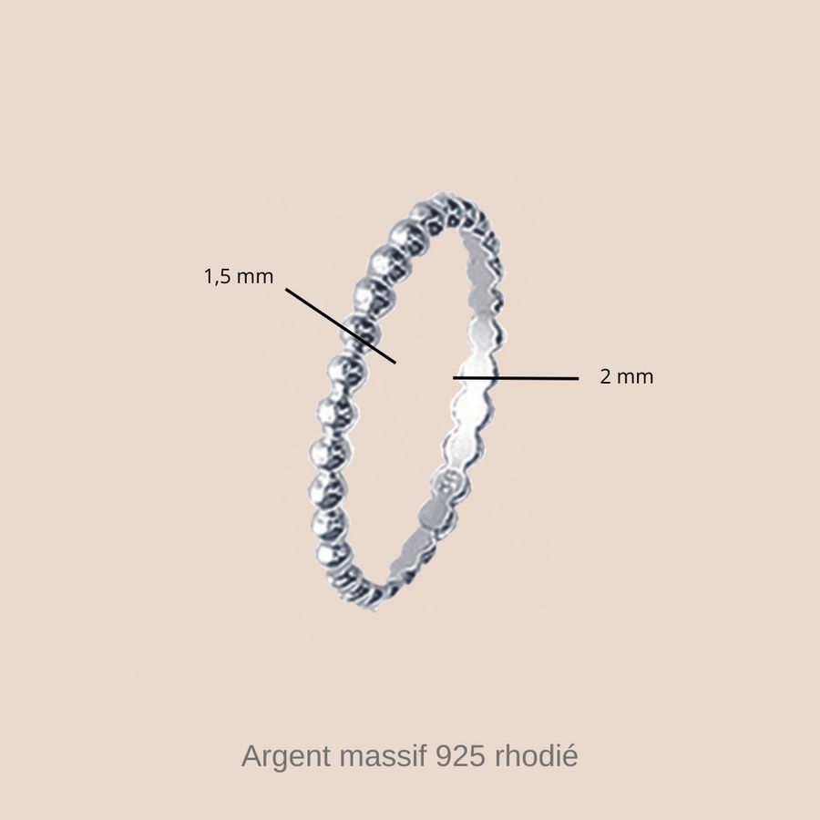 La fine bague Coronado argenté mesure 2 mm de largeur et 1,5 d'épaisseur pour être une parfaite bague d'accumulation.