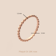 Les dimensions de la bague fine Coronado dorée rose avec petites boules fait 2 mm de largeur et 1,5 mm d'épaisseur.