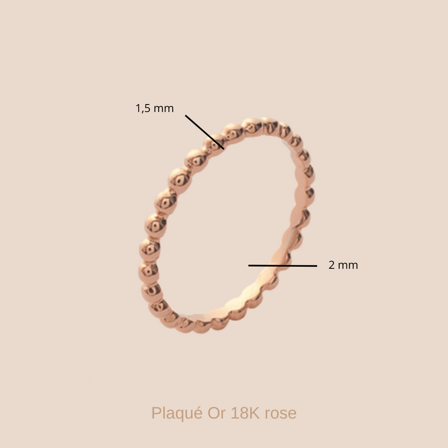 Les dimensions de la bague fine Coronado dorée rose avec petites boules fait 2 mm de largeur et 1,5 mm d'épaisseur.