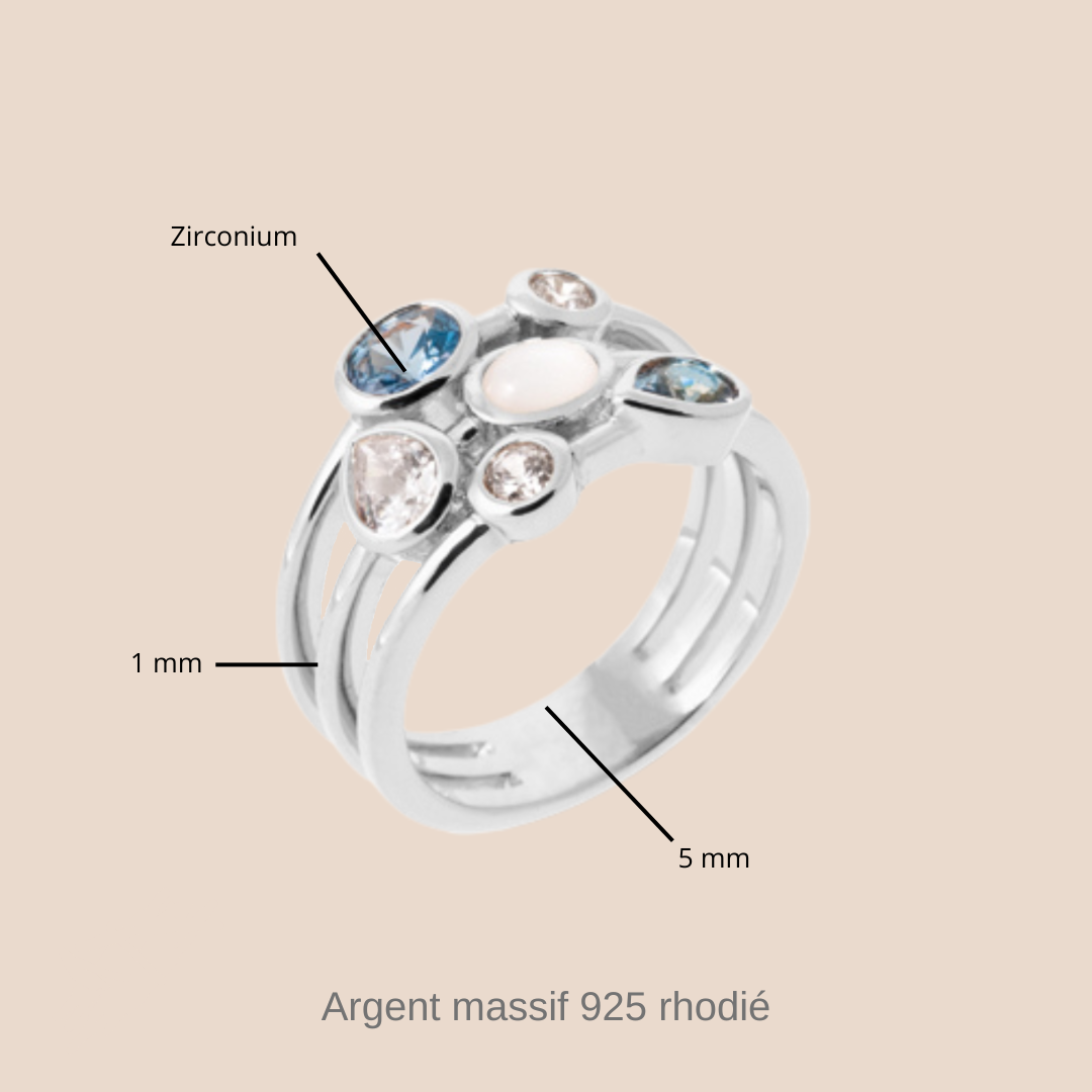 Plusieurs zirconiums sont micro sertis sur l'avant de la bague de la collection Balistra en argent massif.