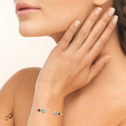 Visualisez ce bracelet jonc doré avec zirconiums aux deux extrémités de l'anneau.