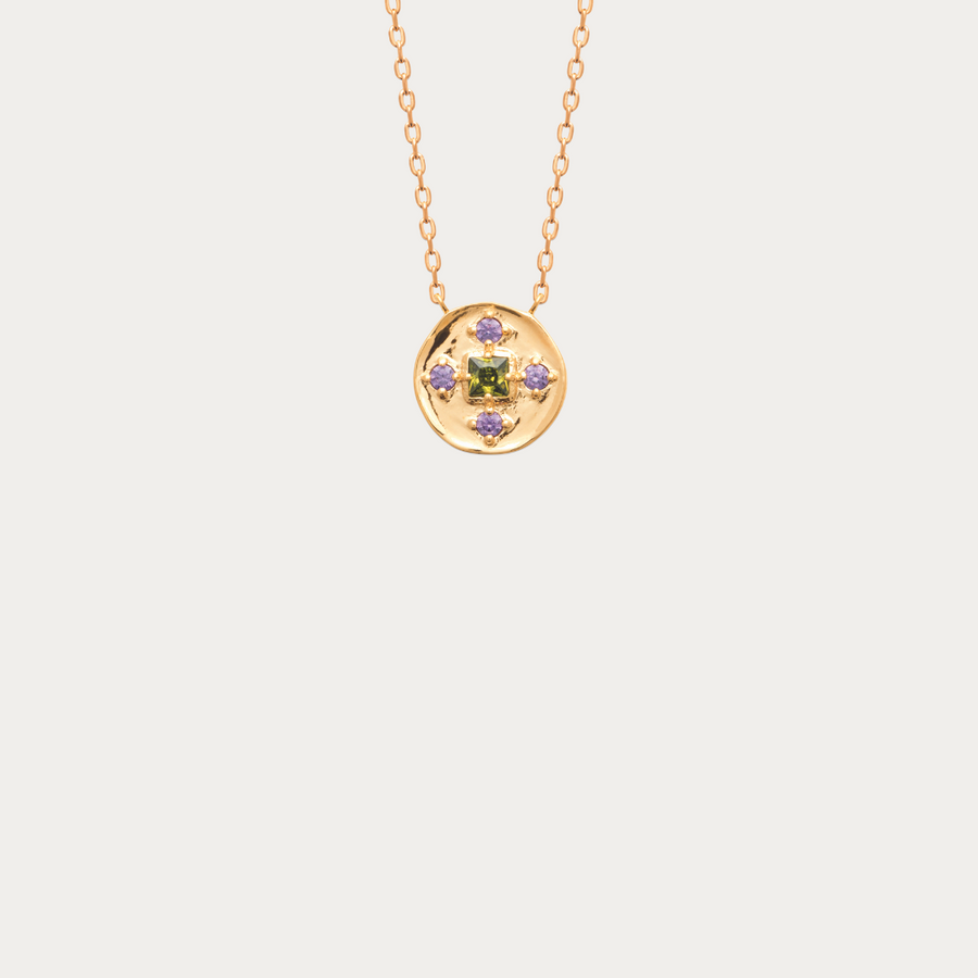 Pour préserver la brillance de votre collier, évitez le contact avec l'eau, les parfums et les produits chimiques agressifs. Rangez-le dans un endroit sec et propre lorsque vous ne le portez pas, et nettoyez-le délicatement avec un chiffon doux si nécessaire.