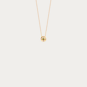 Offrez ce collier de la collection Maho en plaqué or avec pendentif rond et oxydes de zirconium colorés à quelqu'un de spécial pour marquer une occasion mémorable. Que ce soit pour un anniversaire, une fête ou tout simplement pour faire plaisir, ce bijou fera briller les yeux de son destinataire.