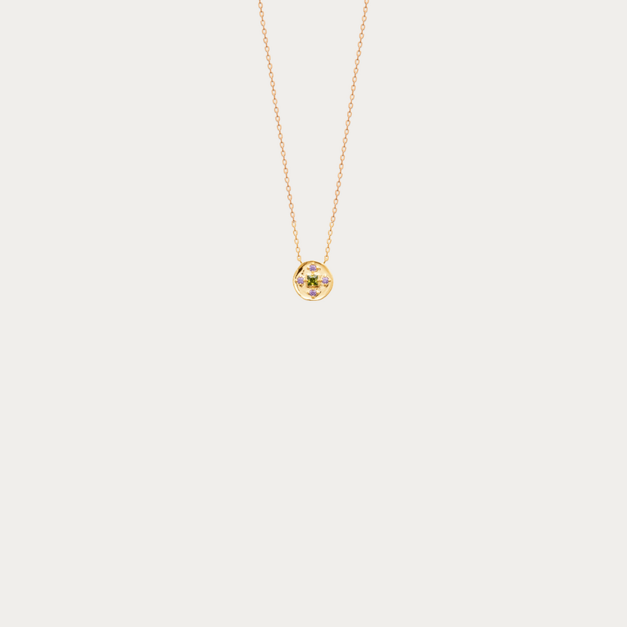 Offrez ce collier de la collection Maho en plaqué or avec pendentif rond et oxydes de zirconium colorés à quelqu'un de spécial pour marquer une occasion mémorable. Que ce soit pour un anniversaire, une fête ou tout simplement pour faire plaisir, ce bijou fera briller les yeux de son destinataire.