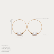 Les créoles Matira se portent seules pour une allure raffinée et minimaliste, ou associées à d'autres bijoux dorés pour composer une accumulation délicate.
Une pièce pensée pour accompagner aussi bien les journées ensoleillées que les soirées élégantes.