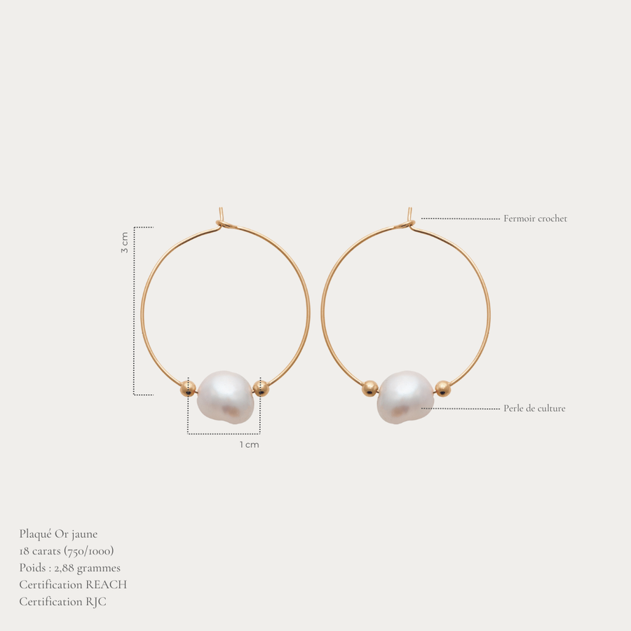 Les créoles Matira se portent seules pour une allure raffinée et minimaliste, ou associées à d'autres bijoux dorés pour composer une accumulation délicate.
Une pièce pensée pour accompagner aussi bien les journées ensoleillées que les soirées élégantes.