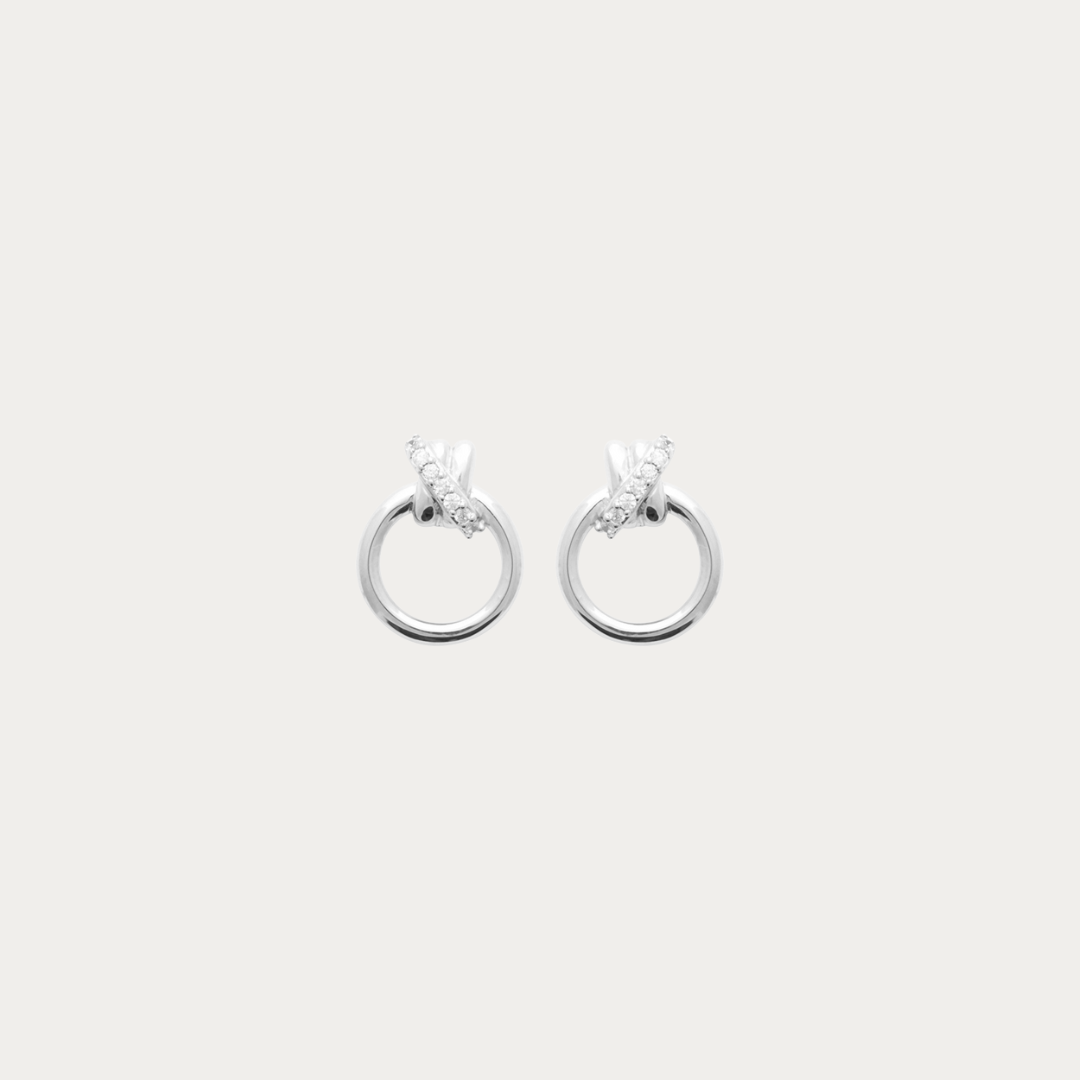 Découvrez notre jolie paire de puces d'oreilles en argent  massif 925 avec finition rhodié pour femme de la marque Prendre le large bijoux.