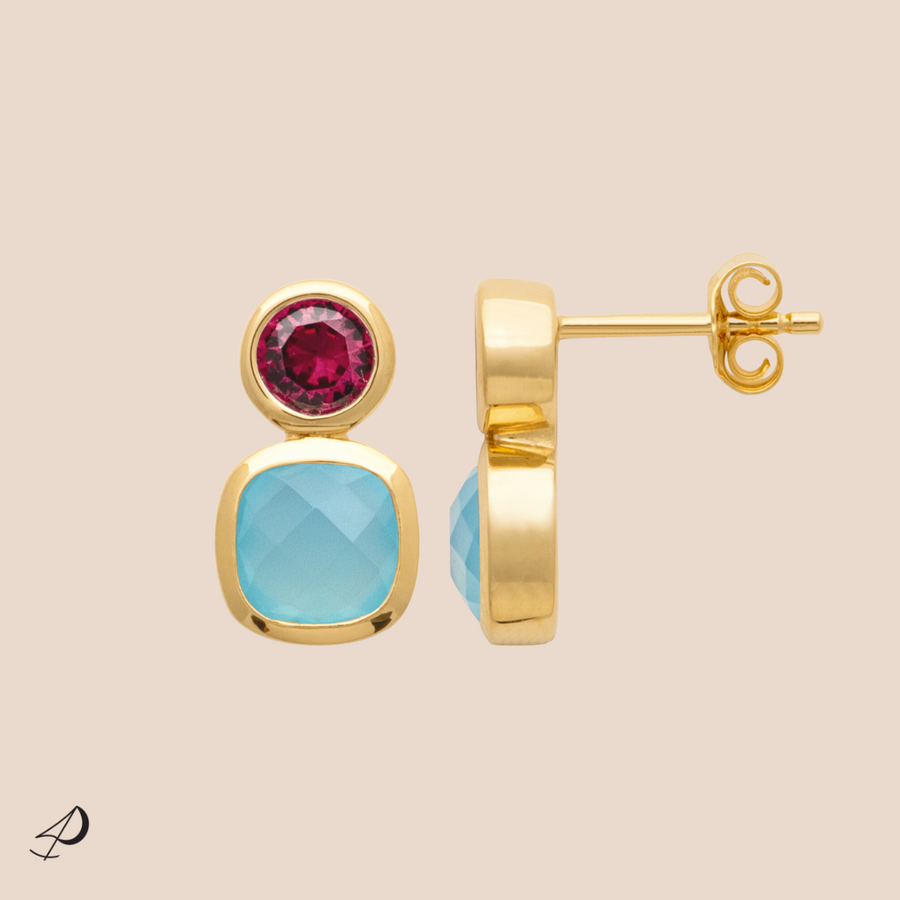 Cette paire de puce d'oreille comporte une tige fine avec un fermoir à poussoir de forme lunette.
