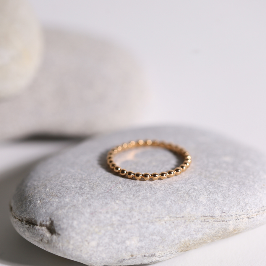 La bague est parfaite pour vos accumulations avec d'autres bagues de la marque Prendre le large de couleur dorée rose.