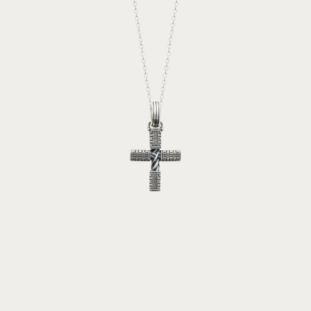 Le design moderne et gothique de cette croix est exceptionnel, très détaillé et élégant.