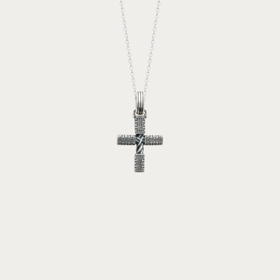 Le design moderne et gothique de cette croix est exceptionnel, très détaillé et élégant.