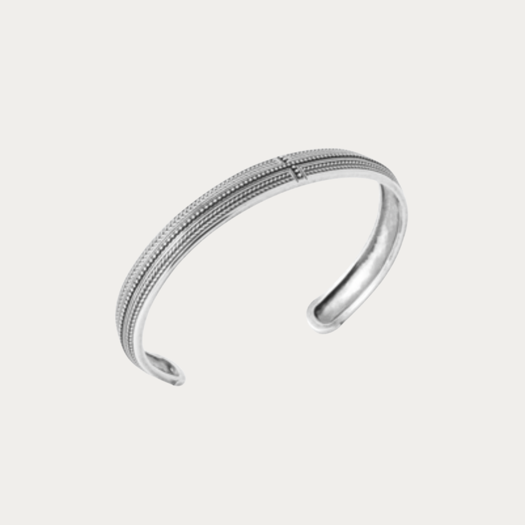Jonc ouvert homme Cove Bay en argent 925. Un bracelet au design minimaliste et intemporel, élégant et confortable, inspiré des paysages marins et de l'esprit d'évasion de Prendre le Large.