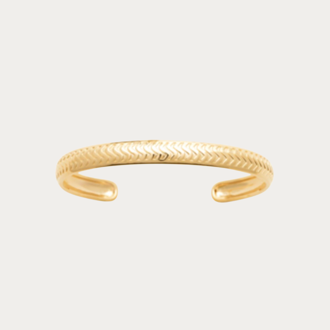 Jonc ouvert homme Petite Cayes en plaqué or jaune. Un bracelet masculin au motif gravé, élégant et intemporel, inspiré des plages sauvages de Saint-Martin et de l'univers Prendre le Large.