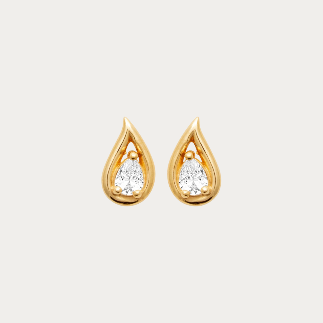 Craquez pour les puces d'oreilles Petite Anse en plaqué or jaune 18K, ornées de zirconiums taille poire. Des boucles d'oreilles fines et lumineuses inspirées des plages de Saint-Martin.